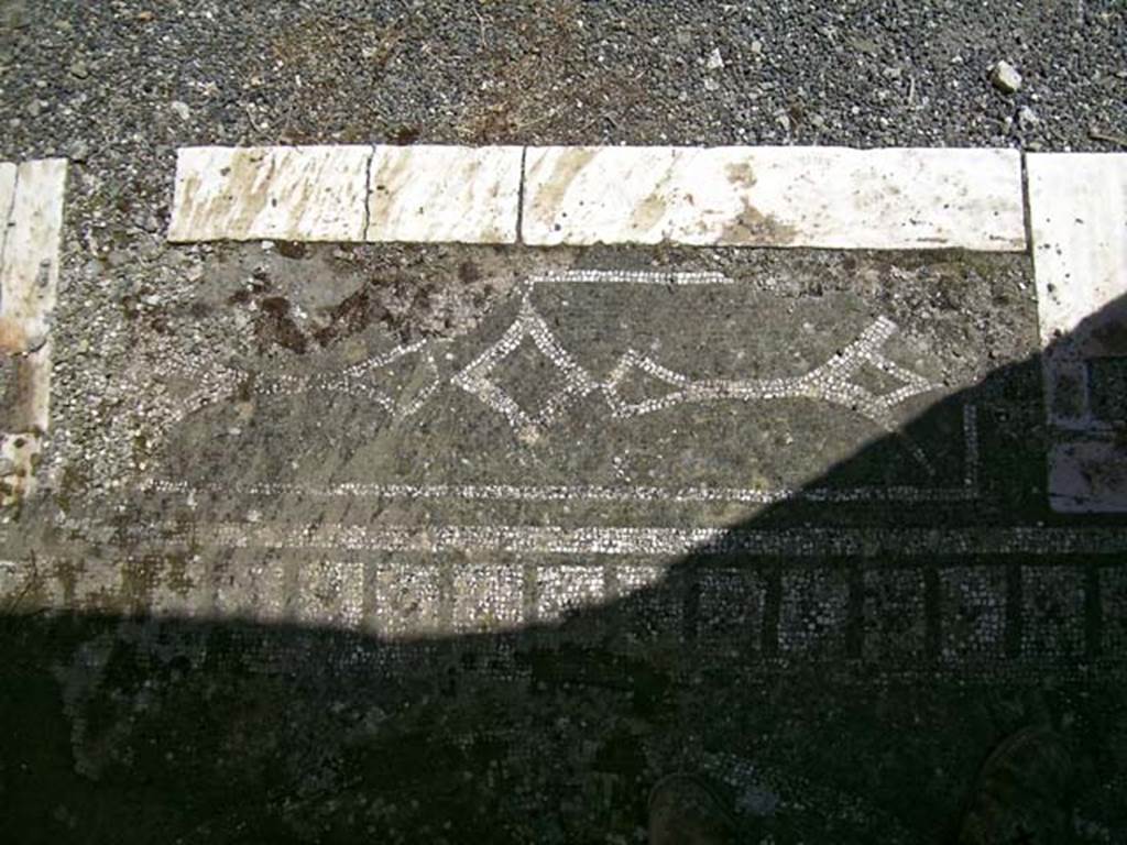 VI.17, Herculaneum. May 2004. Decorated black and white mosaic threshold to room.
Photo courtesy of Nicolas Monteix.